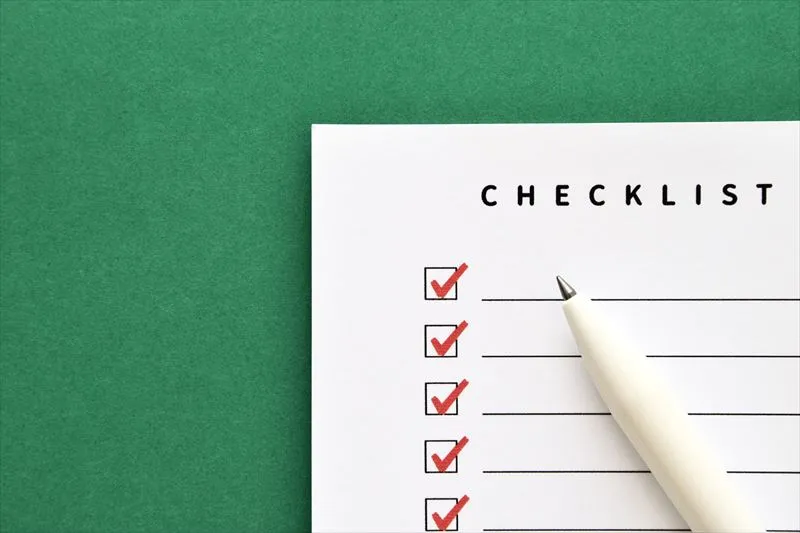 エンジンルームの日常点検で確認すべき項目は？