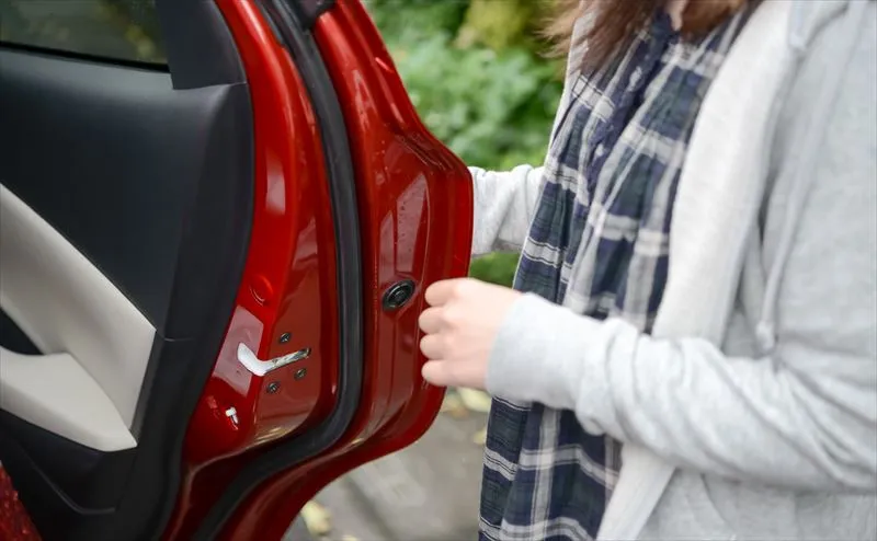 ドアヒンジの役割は？