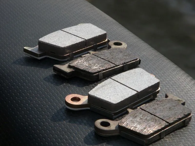 ブレーキパッドがダメージを受ける原因は?